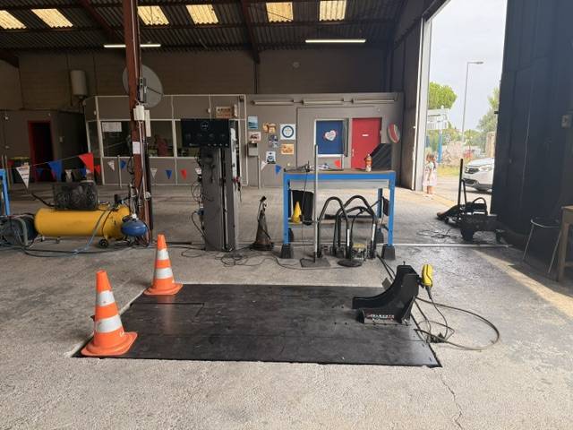Vue de l’espace technique du centre Autosur à Montpellier avec équipements modernes